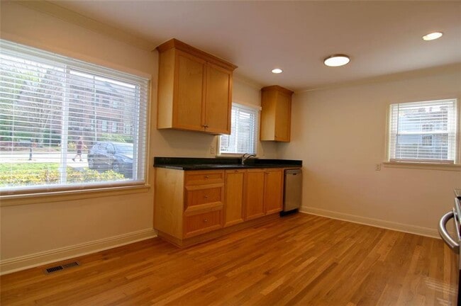 Building Photo - 1482 Dresden Dr NE