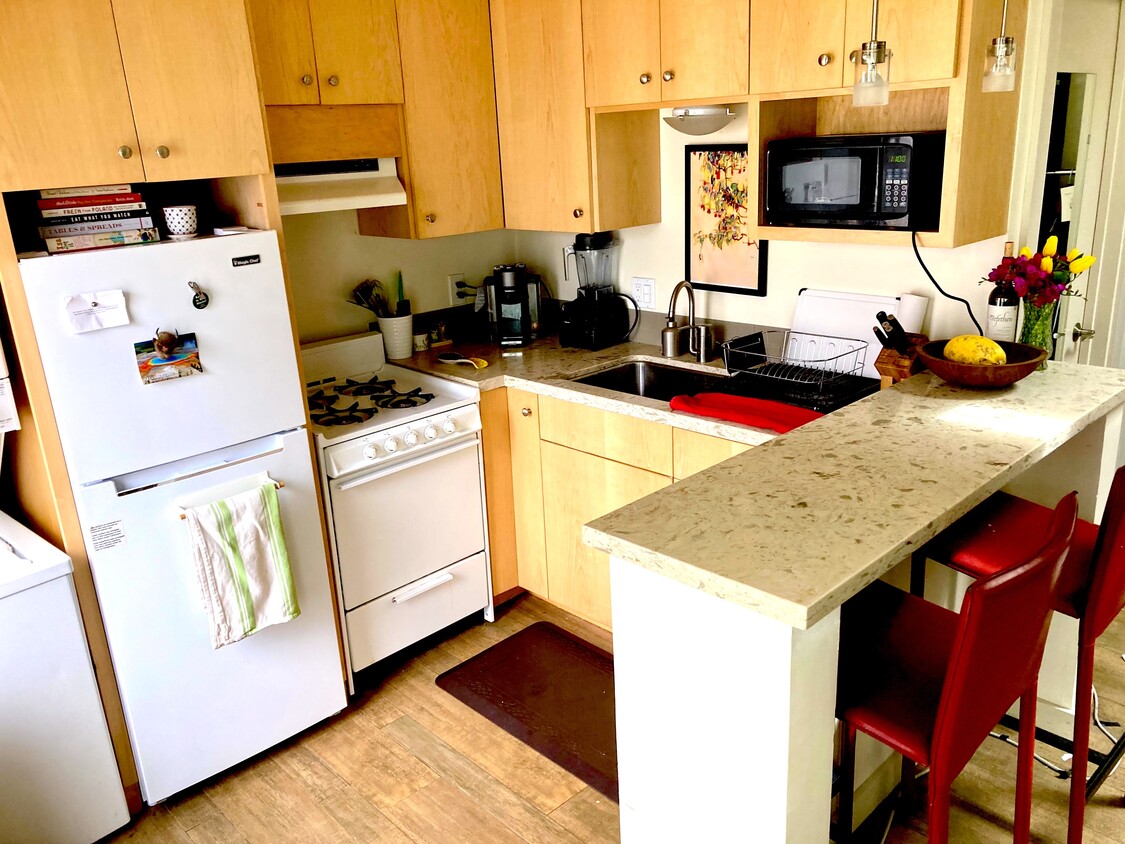 Quartz countertop kitchen - 1027 Curtis St