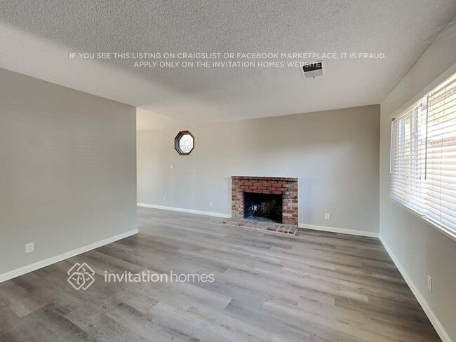 Building Photo - 259 Redwing St