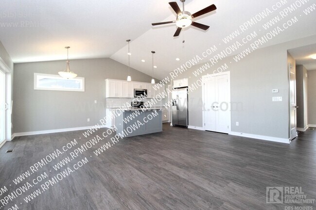 Building Photo - OPEN FLOOR PLAN!!  4 Bedroom, 3 Bath Home ...