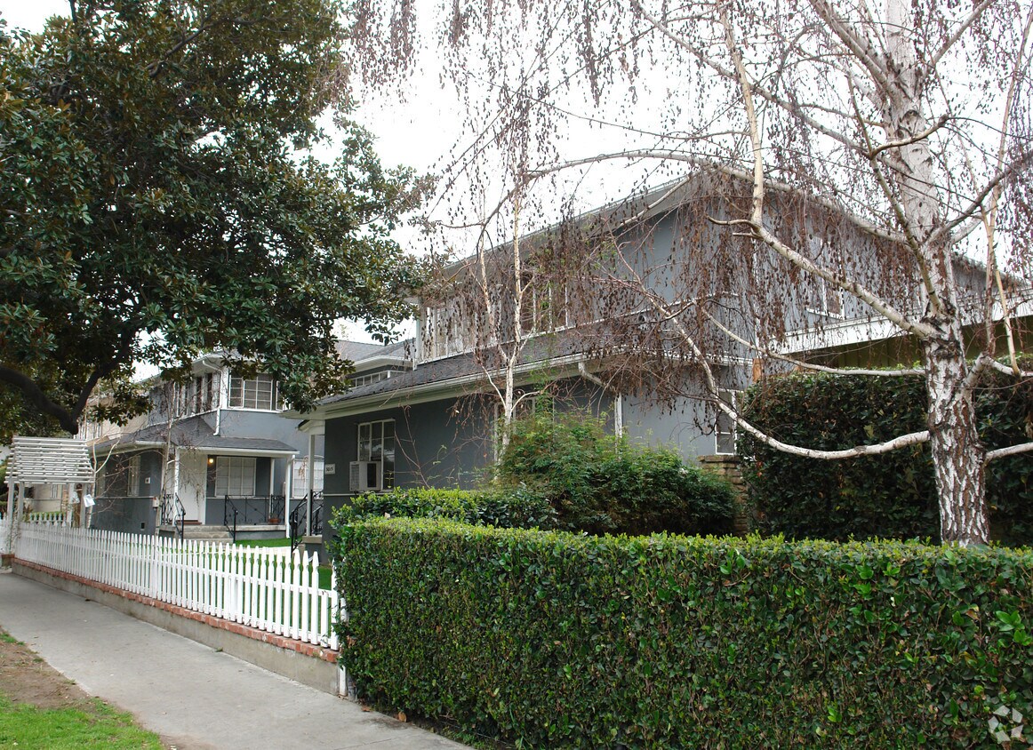 bldg. on main st., heavy traffice. Could not get an adequate view due to tree obstruction, this was the best possible shot. - 5005 Cahuenga Blvd