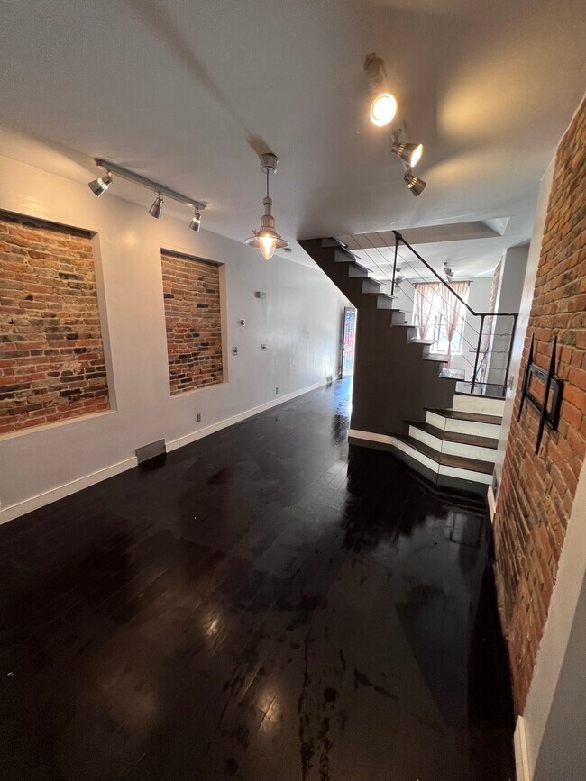 Primera planta: Amplia sala de estar - 103 S 22nd St