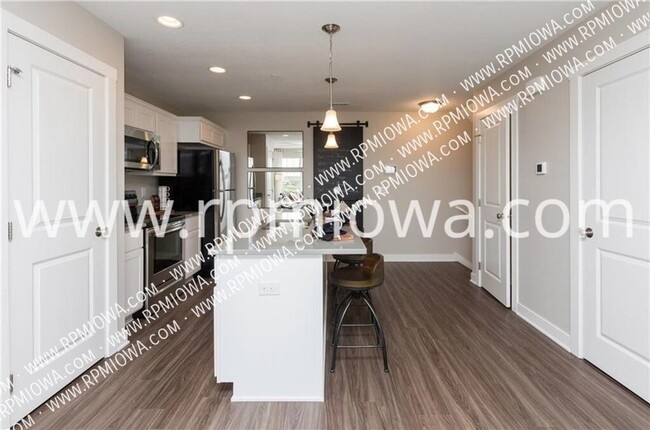 Foto del edificio - UPDATED!! 2 Bedroom, 2.5 Bath Townhome in ...