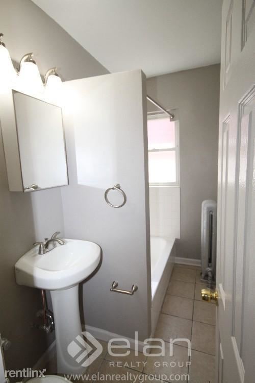 Building Photo - 1338 W Argyle St