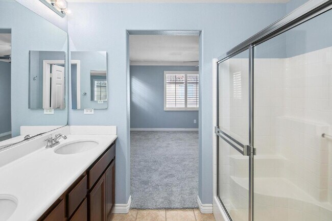 Foto del edificio - Stunning Corner Unit with Mountain Views & Prime Location!