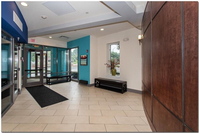 Foto del edificio - 16800 Van Aken Blvd