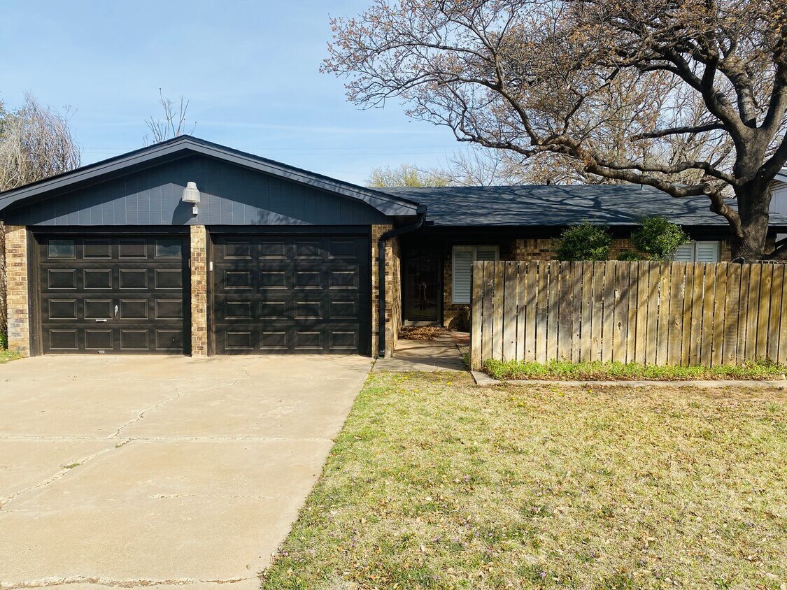 Foto principal - Pre leasing- 4 Bed 2 Bath with Sunroom and...