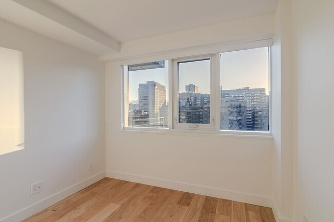 Building Photo - 3460 Rue Peel