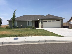 Building Photo - 506 Manzanita Ln