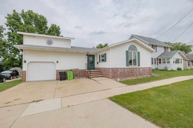 Building Photo - Large Single Family Home for Rent!