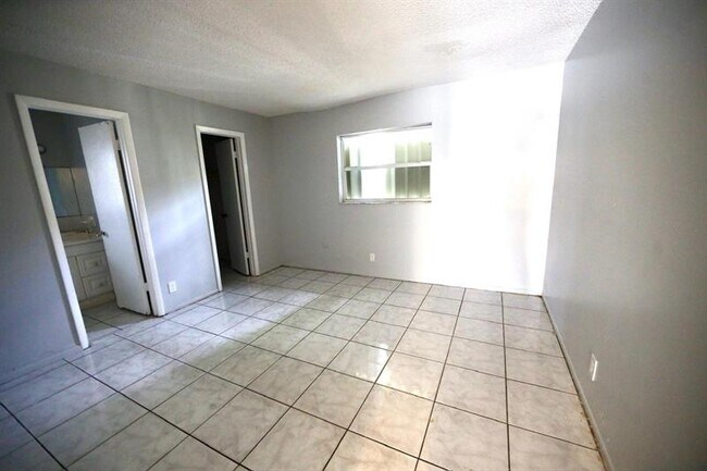 Foto del edificio - 7851 SW 10th Ct