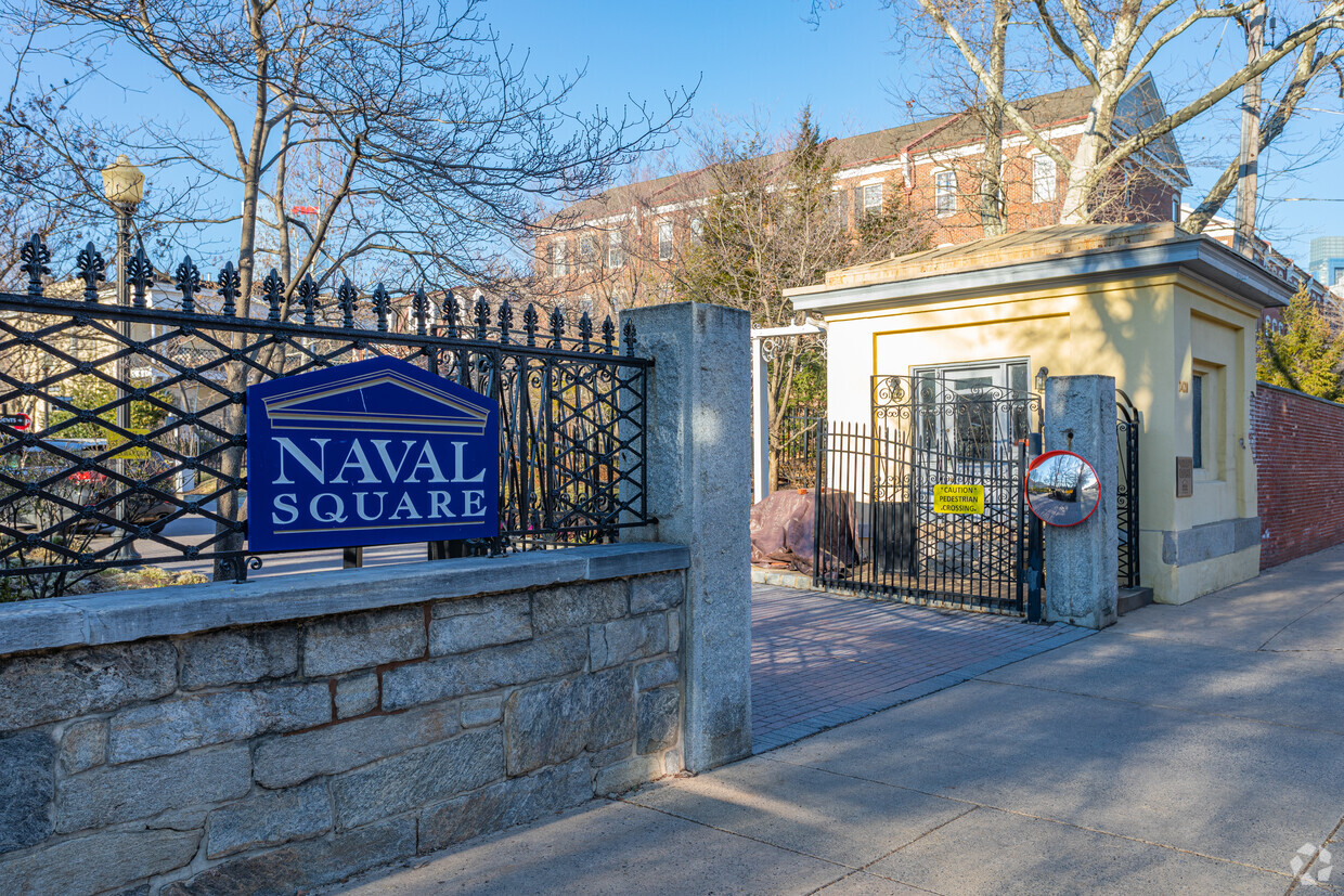 Entrada - Naval Square