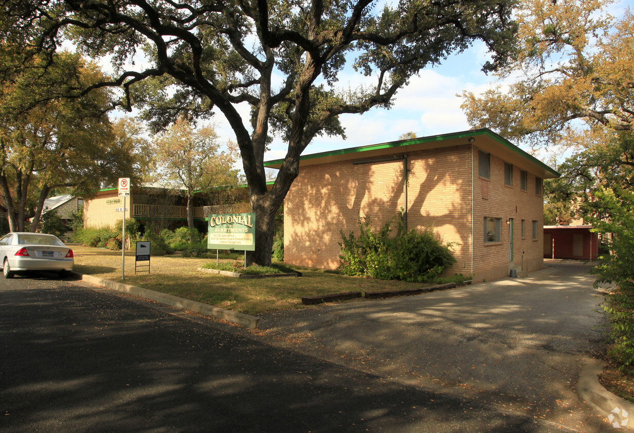 Primary Photo - Colonial Apartments