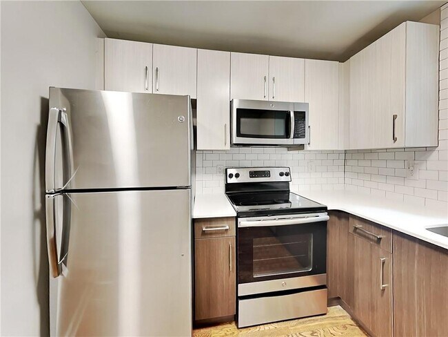 Foto del edificio - 880 N Highland Ave NE