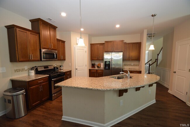Building Photo - 881 Saratoga Dr