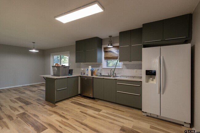 Foto del edificio - 2433 Rodge Dr