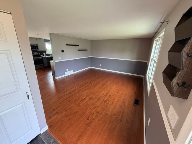 Foto del edificio - Spacious 4 Bedroom Split-Level Home in Clay, NY
