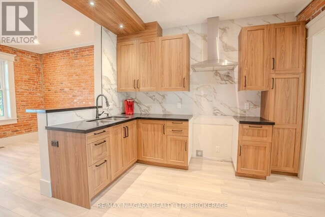 Building Photo - 6 Almond St