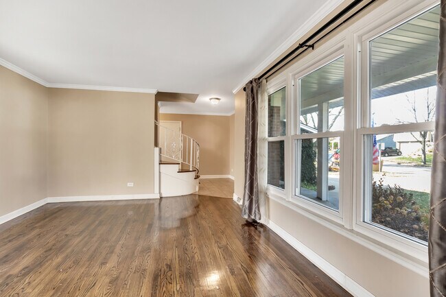 Building Photo - 45 University Dr