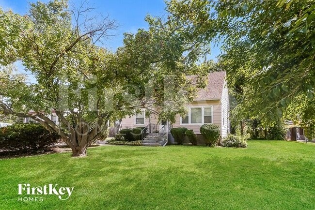 Building Photo - 6667 Glenview Dr