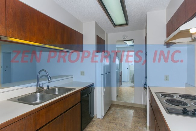 Building Photo - 2 bdrm, 2 bath unit at Royal Iolani