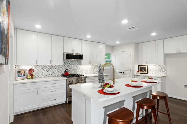 Building Photo - 6115 Lymbar Dr