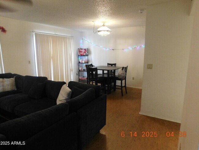 Foto del edificio - 8119 W Desert Cove Ave