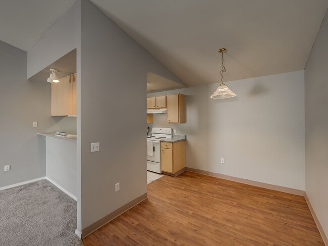 Building Photo - The ideal space to balance life, work and ...