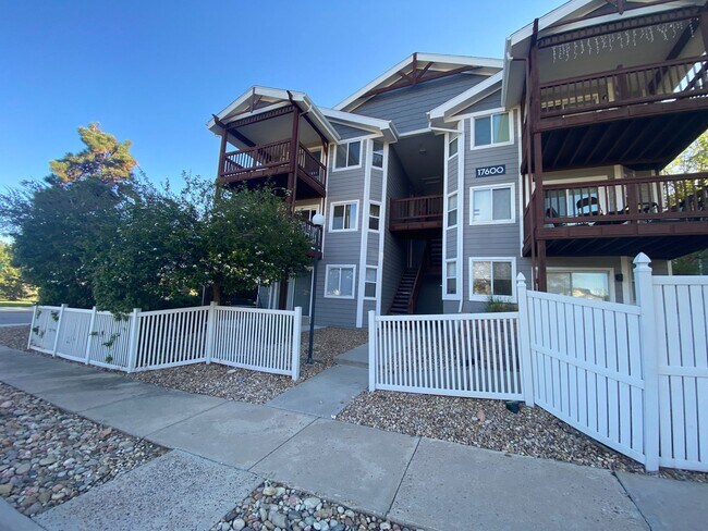 Foto del edificio - Large 2 bed 1 bath Top Floor Condo