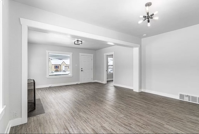 Main living room - 919 E Everett Ave