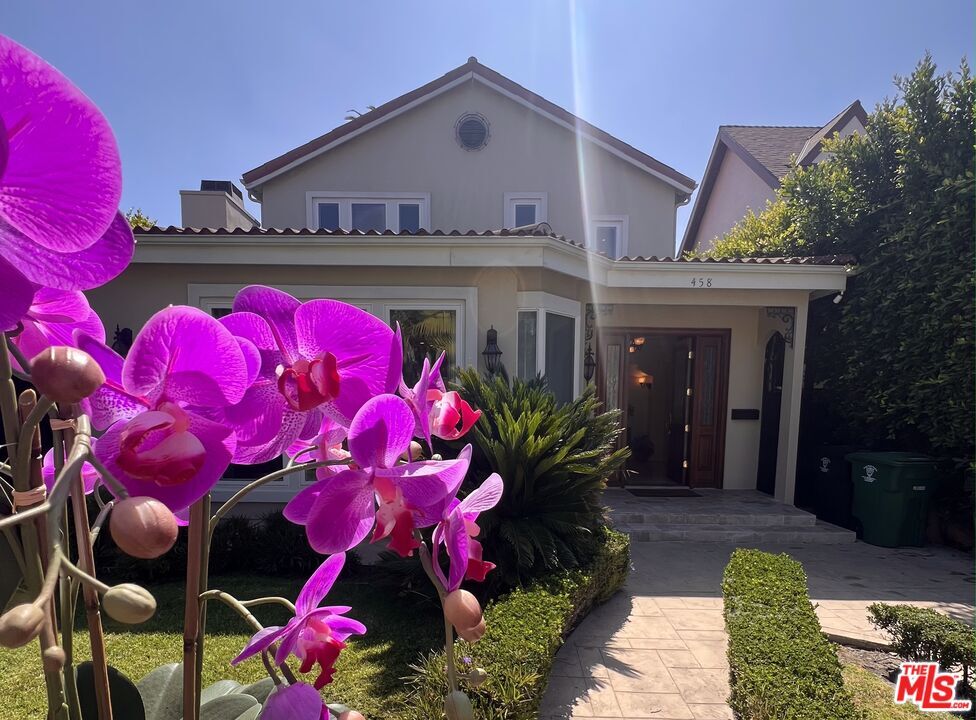 Foto principal - 458 S Clark Dr