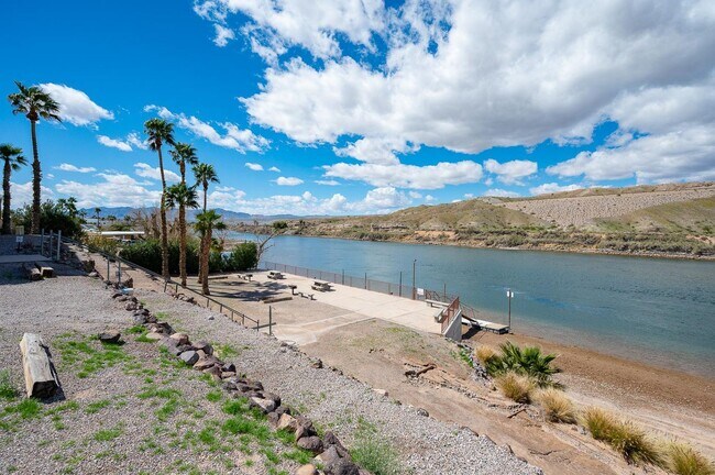 Building Photo - Waterfront 2BR 2B Condo Lower Level, gated with tennis,pool,spa,PRIVATE BEACH/DOCK