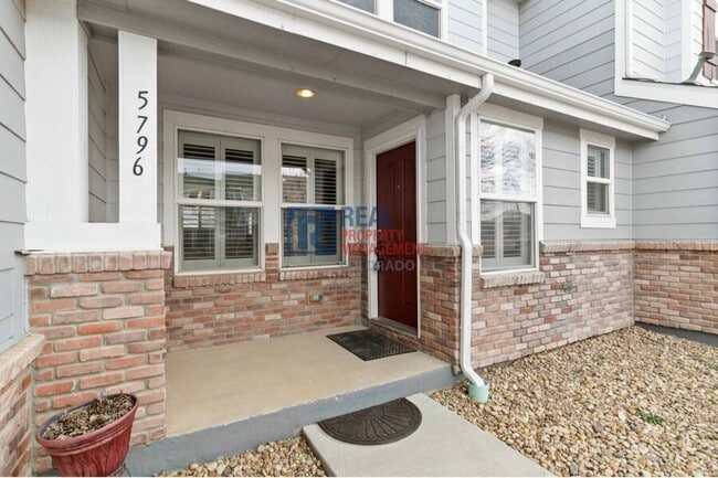 Building Photo - 5796 Biscay St