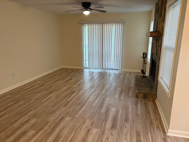 Foto del edificio - 6804 Willowbrook Dr