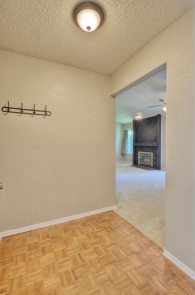 Building Photo - Beautiful 2 Bed 1.75 Bath Home!