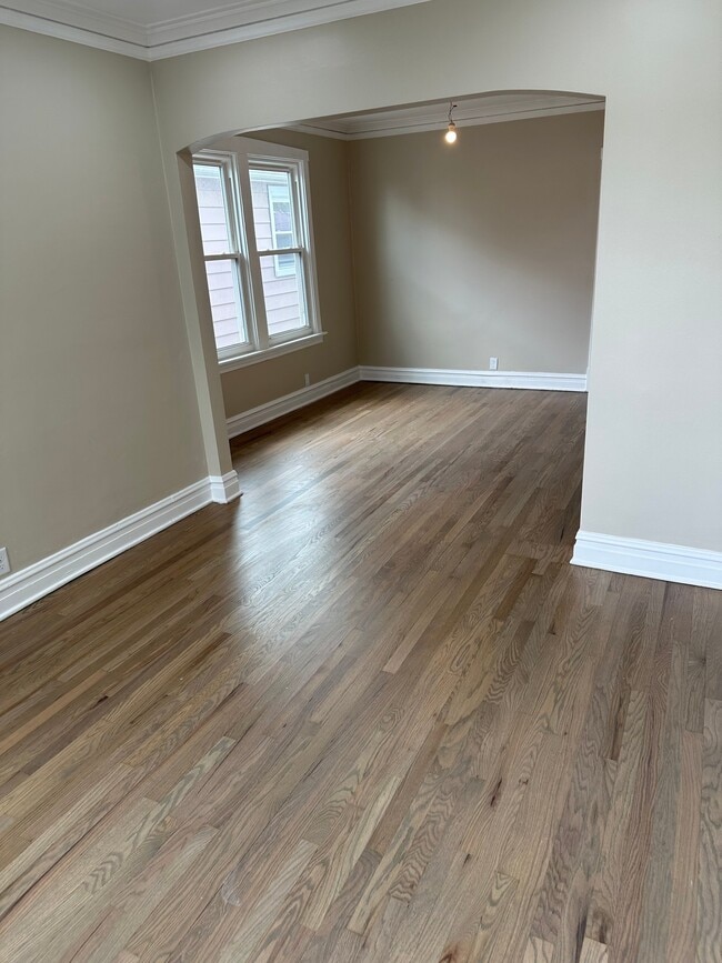 Photo - 5204 N Ludlam Ave (Chicago, IL) Apartment