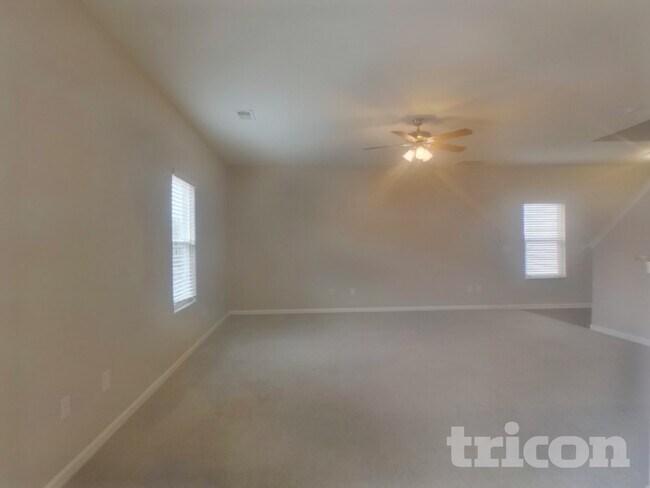 Building Photo - 1332 Waylon Ave