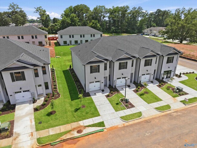 Building Photo - 8 Whispering Oak Dr SW