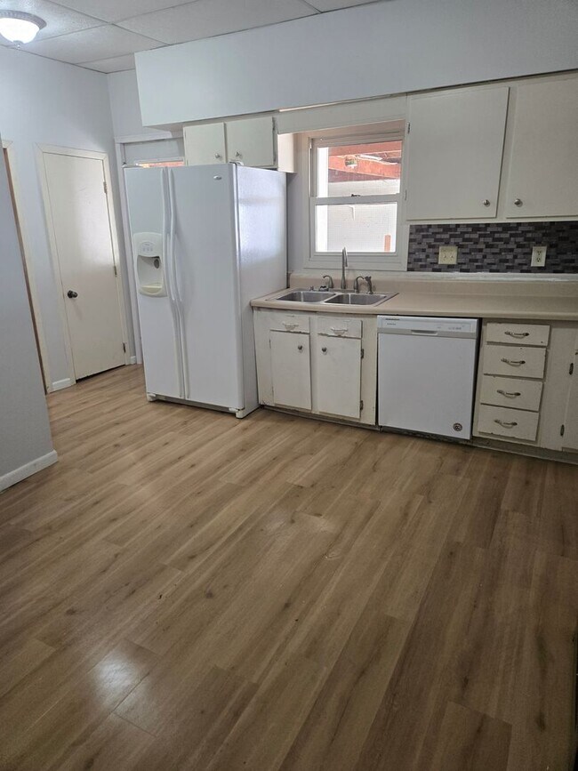 Foto del edificio - Characteristic 3-Bedroom Home with Dual Ga...