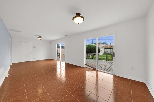 Building Photo - 4933 S Lockwood Ave