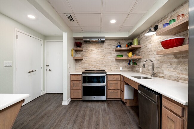 Building Photo - 4924 Cobbs Dr
