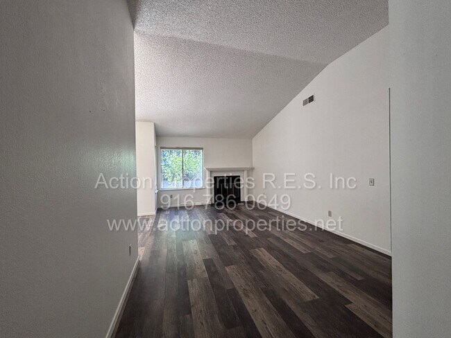Foto del edificio - Charming 3 Bed, 2 Bath House - Close to Shopping, Schools, and Parks - New Paint - Updated Flooring!