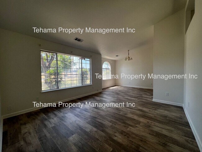 Foto del edificio - 3 Bedroom 2 Bath Home on 1 Acre West of Town