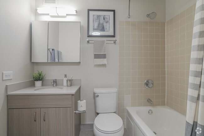 Estudio, 1 BA - Baño - Elm Street Plaza