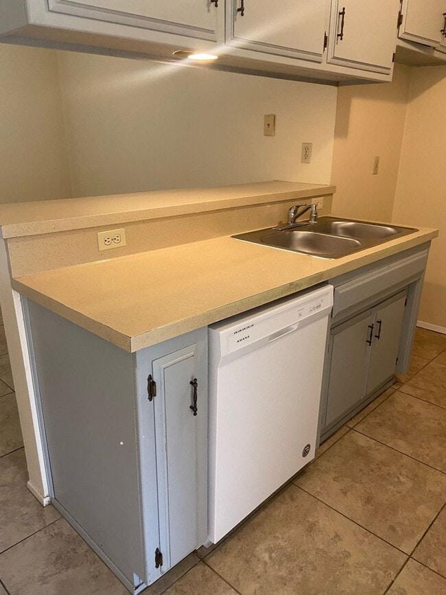 Building Photo - 913 Nimrod Ct