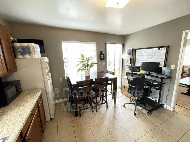 Foto del edificio - 2545 1/2-2545 Front St