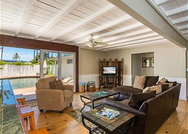 Building Photo - Helen's Beach House in Kailua (Fully furni...