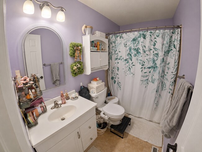 Foto del edificio - Indoor Balcony + Pet Friendly + Fenced In Yard + Attached Garage + Washer & Dryer Included! Avail...