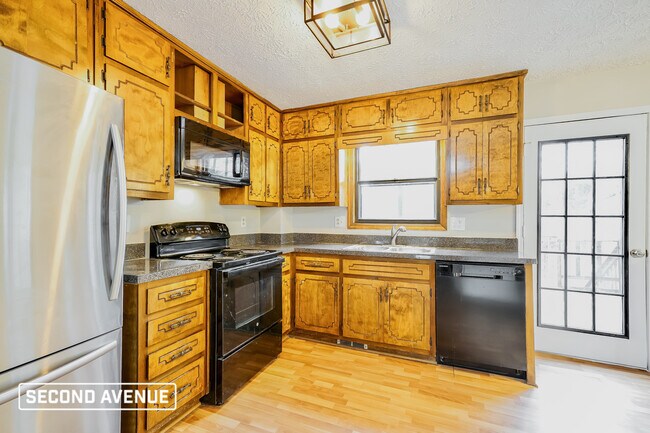 Building Photo - 2600 Deerfield Cir