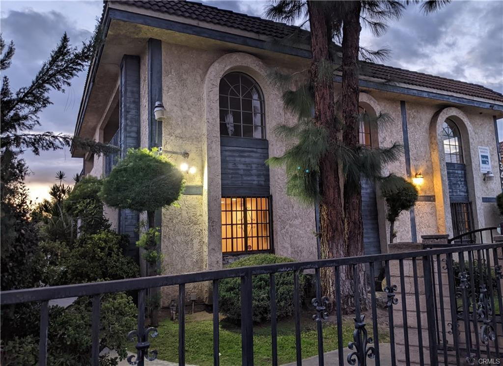 Foto principal - Updated 3br 2.5 bath near shopping & freeways